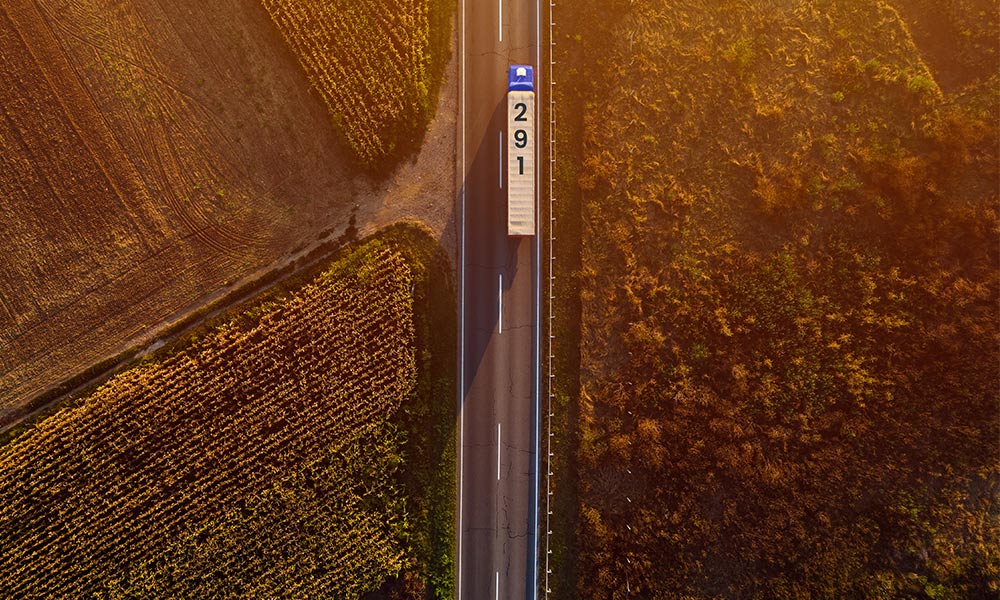 Lkw auf Landstraße aus Vogelperspektive